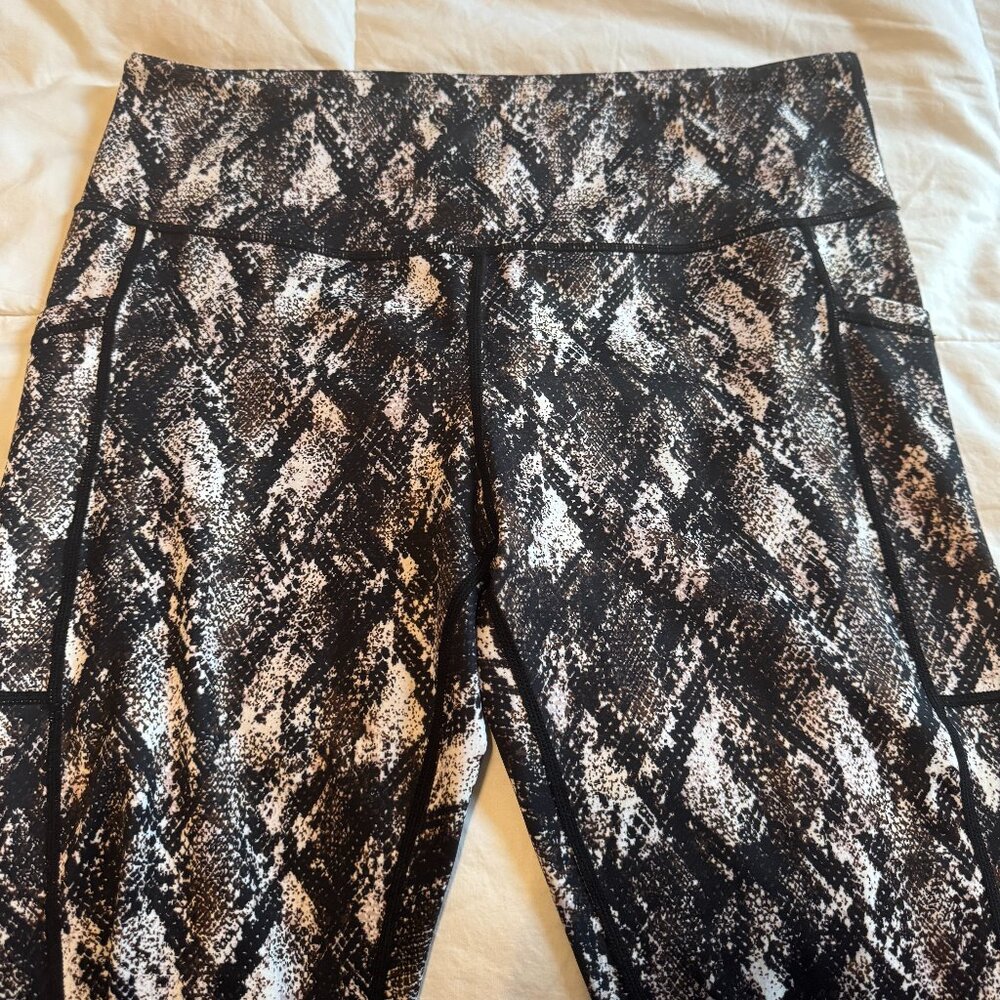 CVG ~ Athletic Legging Capris ~ PERFECT CONDITION ~ Snake like pattern